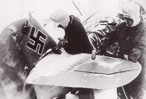 "Flight delayed for de-icing", Russia, 1941-'42.