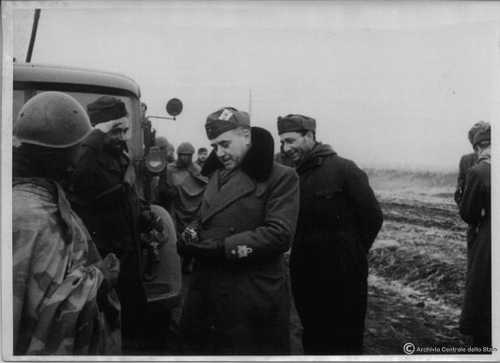 The General offers cigarettes to the troops