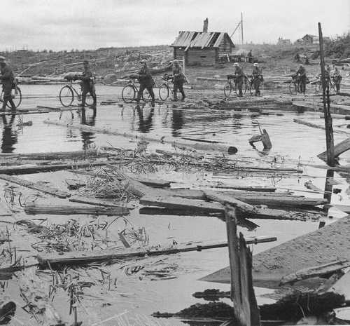 Crossing Tuulosjoki river 1941