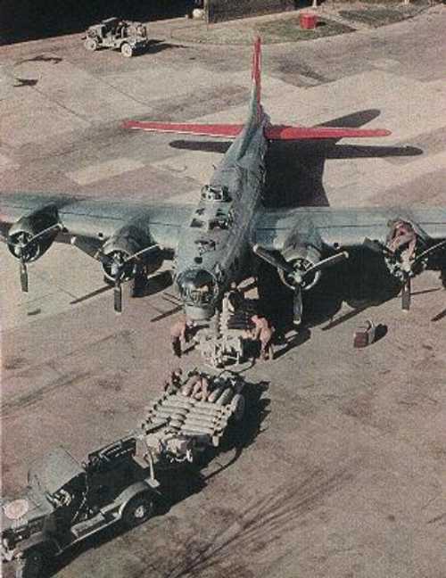 b_17_being_bombed_up