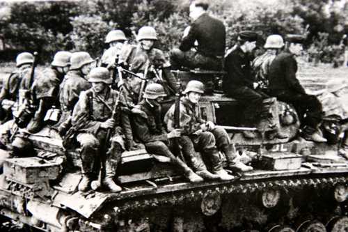 SS MEN ON TANK.