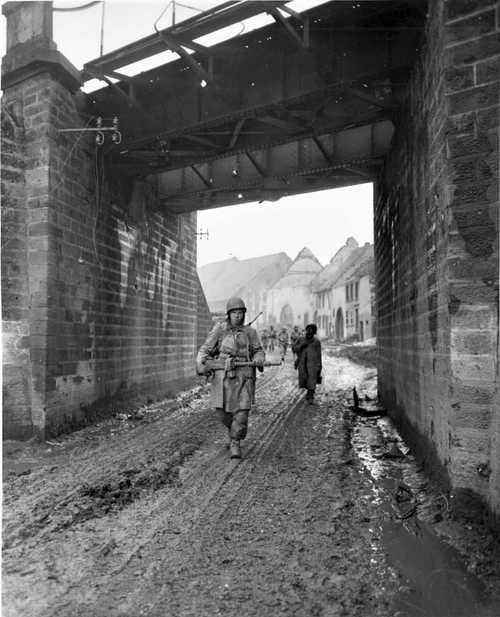 Soldier carrying a machine gun 