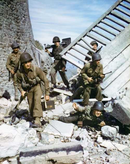Mortar Crew Moving