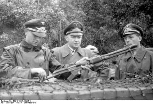 German officers inspect FG42