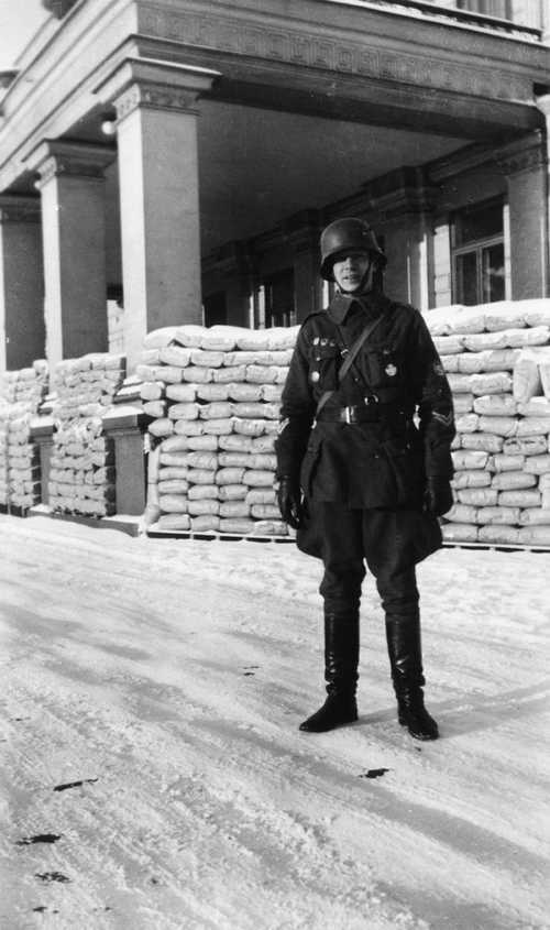 Finnish soldier front of the city hall