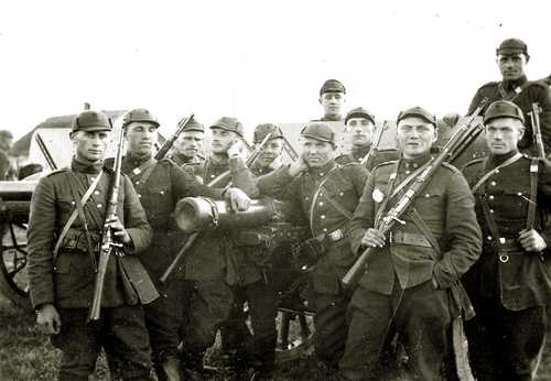 Lithuanian artileryman with thei gun