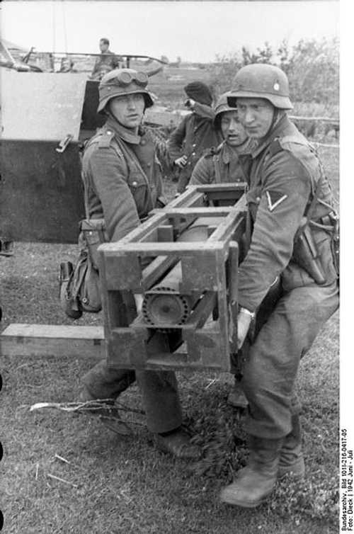 carrying a rocket for Half-track 251