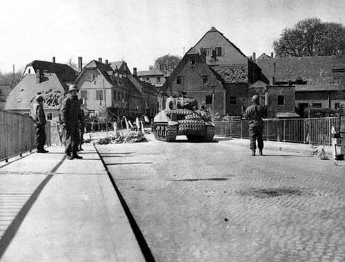 Tank on the Castle bridge