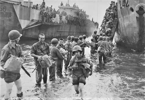 Soldiers and nurses coming ashore