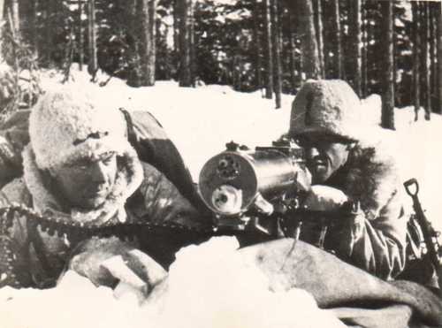 Swedish volunteers behind of the machine-gun