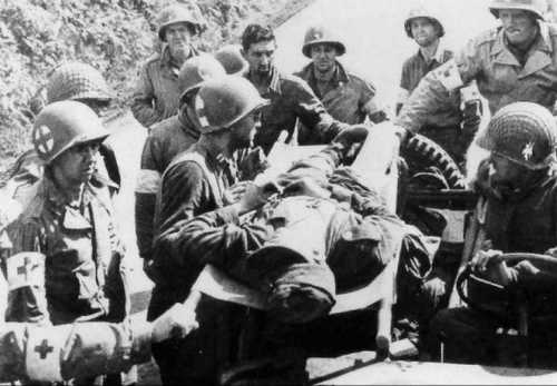 German soldier recieves medical att.