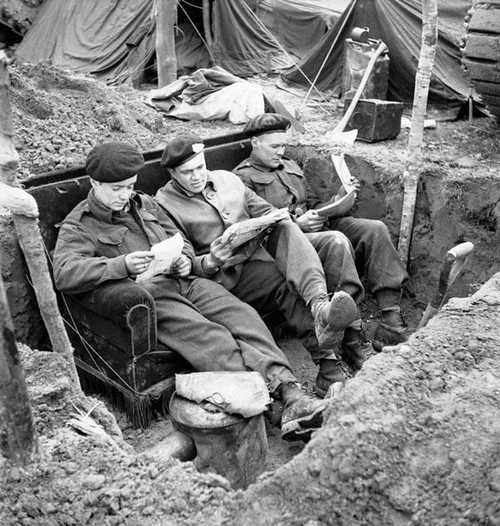 Troopers of the Fort Garry Horse reading their mai