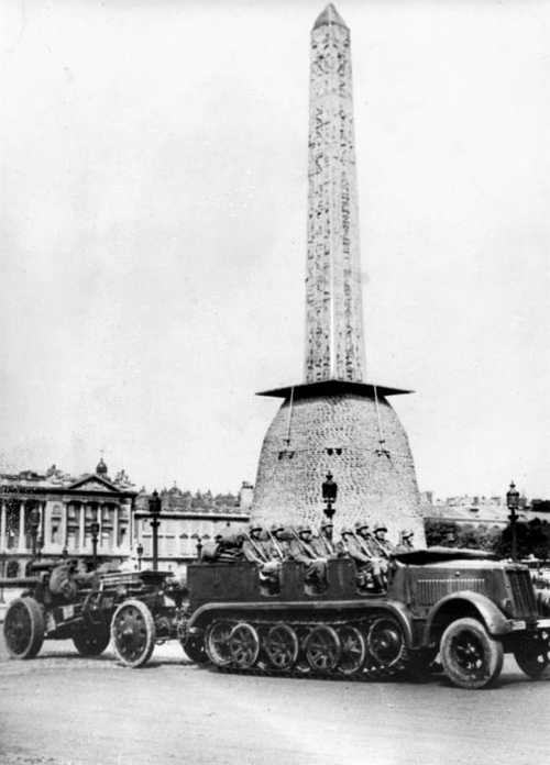 Heavy howitzer in Paris