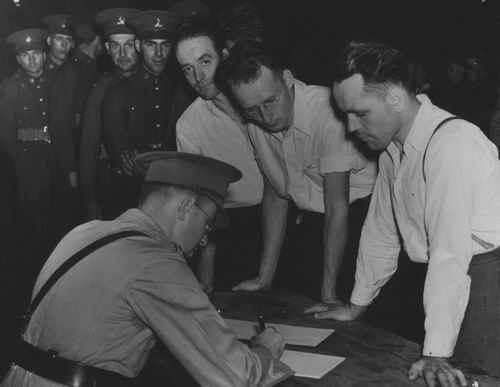 Volunteers registering Sept 1, 1939