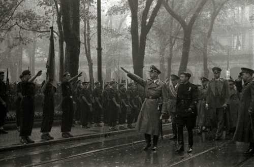 Falangists saluting Himmler