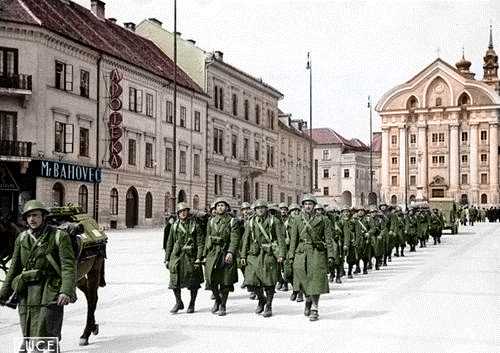 A column of Italian soldiers
