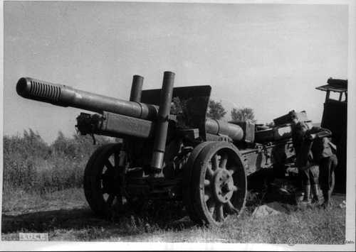 Captured 152 mm gun