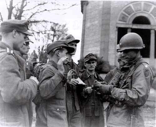 Questioning German prisoners