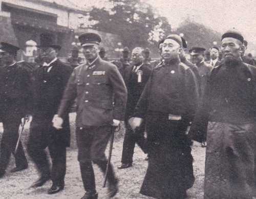 Prince Demchugdongrub with officials