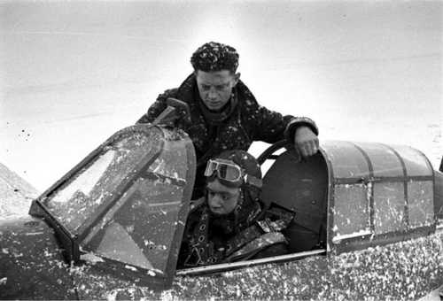 BRITISH TEACHING RUSSIAN PILOT