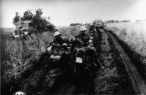 Rumänisches Motorrad auf Feldweg