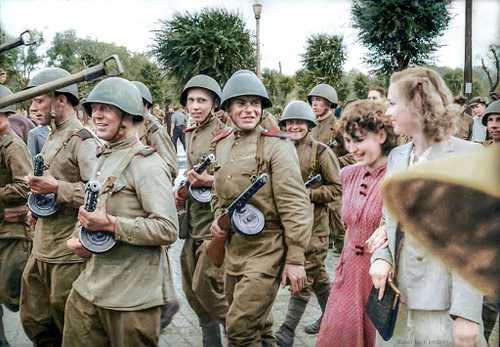 Soviet troops enter Harbin, 20.08.1945