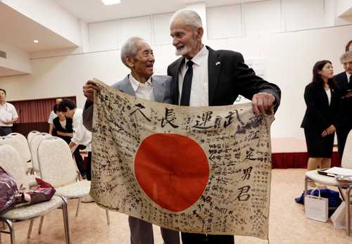 US veteran returns back Japanese flag 